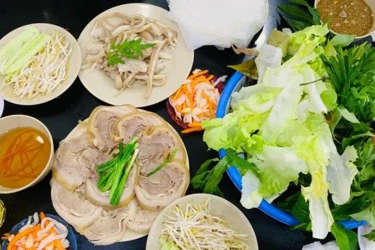 2 người tử vong, 14 người nhập viện sau bữa ăn tại 1 trung tâm hội nghị ở Long Biên