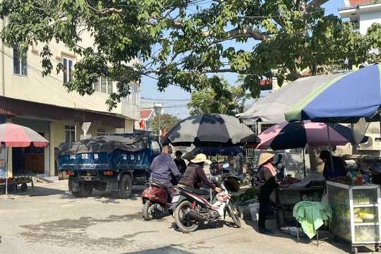 ‘Chợ cóc’ cản trở giao thông ở xã Kim Tân (Kim Thành)