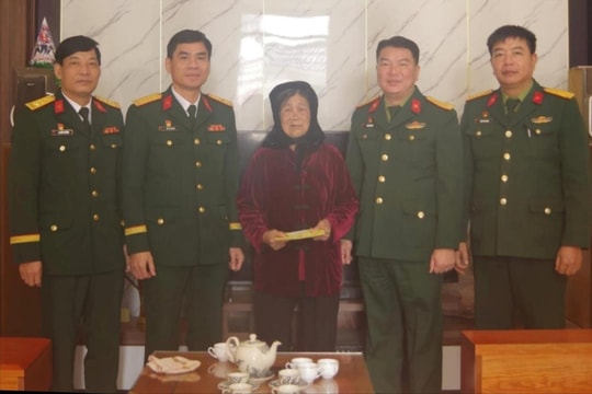 Đoàn công tác Quân khu 3 thăm, tặng quà Bà mẹ Việt Nam anh hùng Đinh Thị Bé