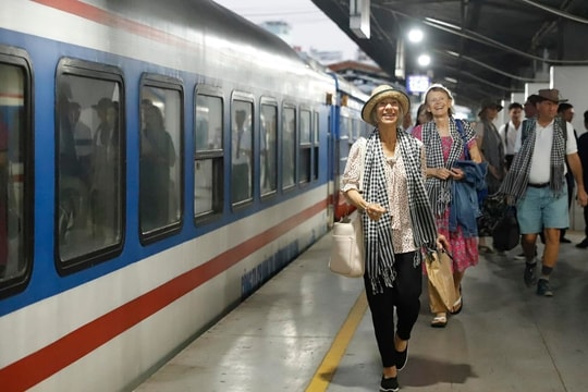 Tour tàu xuyên Việt giá hơn 200 triệu đồng mỗi khách