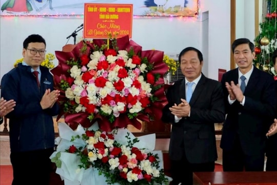 Phó Bí thư Thường trực Tỉnh ủy Lê Văn Hiệu chúc mừng Hội thánh Tin lành và Chính xứ Hải Dương nhân dịp Giáng sinh