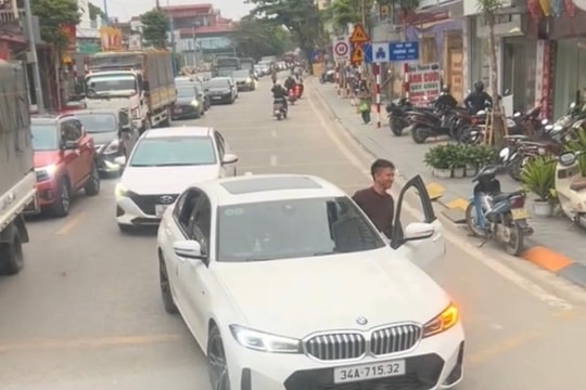 Thản nhiên dừng xe ô tô BMW giữa làn đường ngược chiều ở Bình Giang