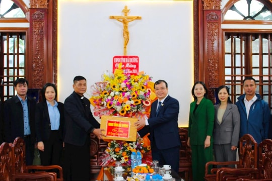 Phó Chủ tịch UBND tỉnh Hải Dương Nguyễn Minh Hùng chúc mừng bà con giáo dân Kinh Môn