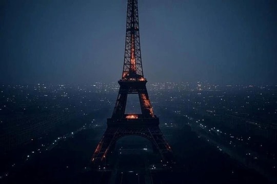 Hỏa hoạn bùng phát ở tháp Eiffel ngay trước Giáng sinh, khoảng 1.200 người phải sơ tán