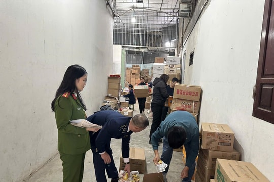 Tiêu hủy hơn 7.000 sản phẩm bánh kẹo không rõ nguồn gốc