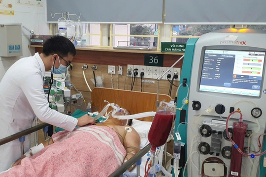 Acetonitrile trong rượu trắng khiến 22 người ngộ độc ở Long Biên