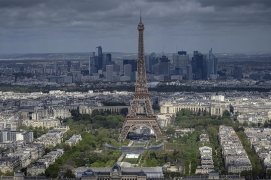 Công ty quản lý tháp Eiffel bác tin có hỏa hoạn