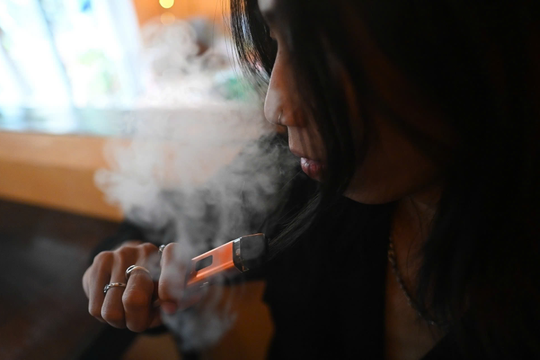 Bộ Y tế đề xuất phạt người hút thuốc lá điện tử