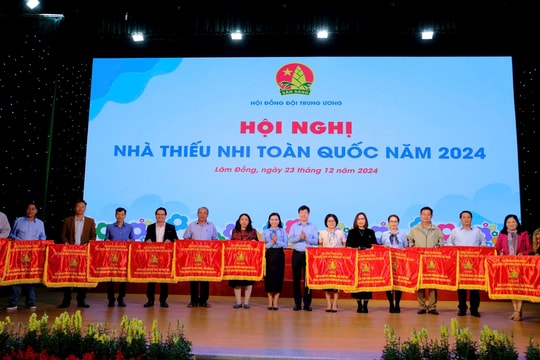 Nhà Thiếu nhi tỉnh Hải Dương nhận cờ thi đua của Hội đồng Đội Trung ương