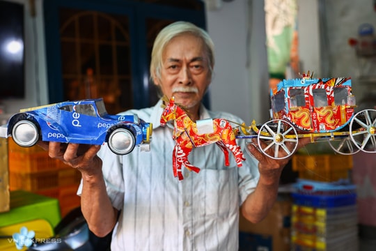 Cụ ông 70 tuổi làm hàng trăm mô hình từ vỏ lon