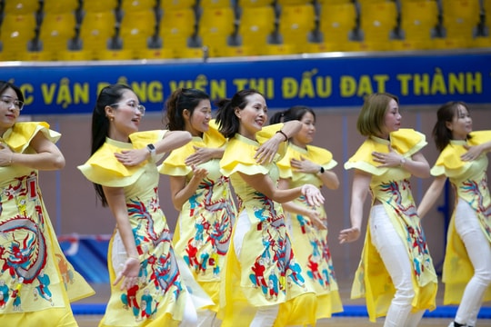 Hàng trăm vũ công giao lưu khiêu vũ thể thao mừng xuân Ất Tỵ