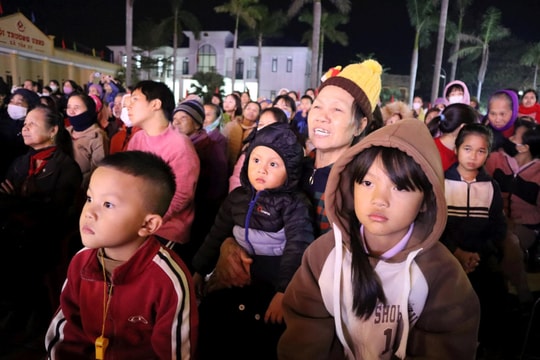 Người dân Tân Kỳ (Tứ Kỳ) háo hức với chương trình văn nghệ 'Chào năm mới 2025'