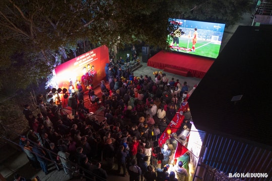 Sục sôi không khí cổ vũ đội tuyển Việt Nam trong trận bán kết lượt về AFF Cup