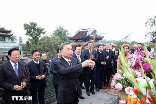 Tổng Bí thư Tô Lâm dâng hương tưởng niệm Chủ tịch Hồ Chí Minh tại Nghệ An