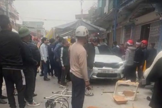 Ô tô đâm vào rạp đám tang bắc trên đường ở thị trấn Kẻ Sặt