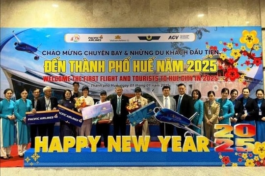 Vietnam Airlines chào đón những hành khách đầu tiên nhân dịp năm mới 2025