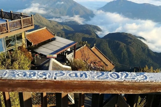Sương muối trắng đỉnh Fansipan ngày đầu năm mới
