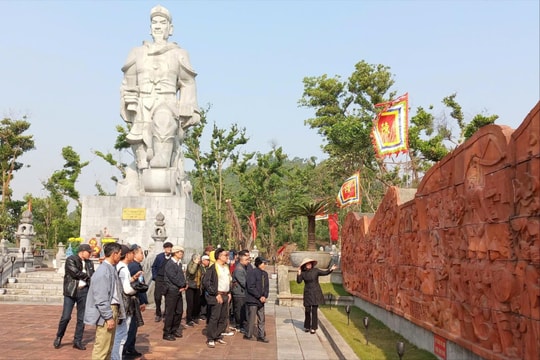 Lượng khách đến các di tích ở Kinh Môn dịp Tết dương lịch tăng cao