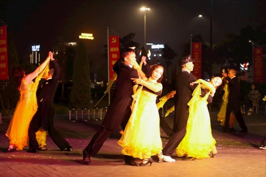 Hơn 300 vũ công khiêu vũ sôi nổi chào năm mới
