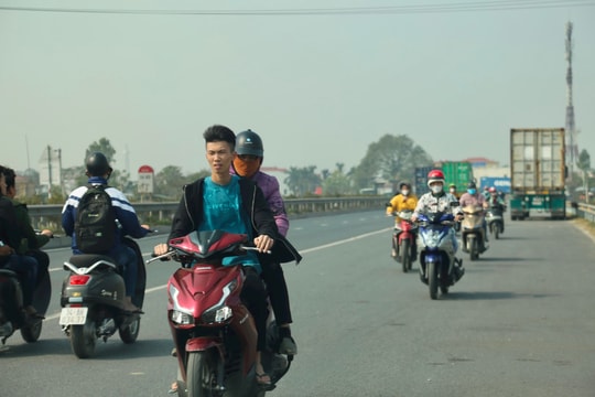Nhiều xe máy đi ngược chiều trên quốc lộ 5 đoạn qua huyện Kim Thành