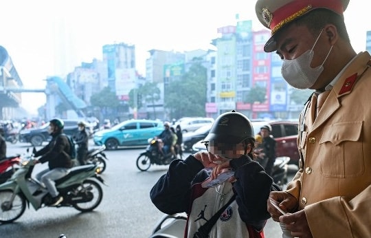 Vượt đèn đỏ bị phạt 5 triệu đồng, nữ sinh bật khóc