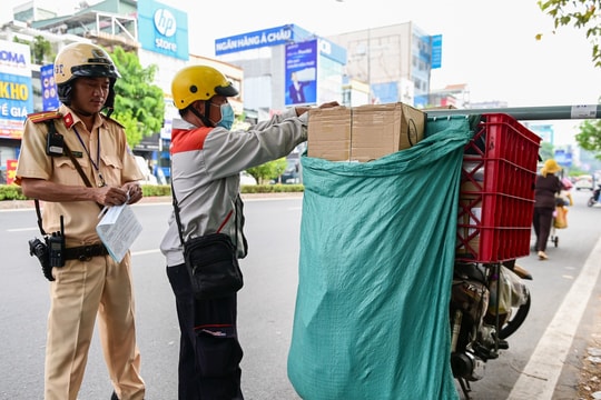 Để hàng hóa che lấp biển số xe, người đàn ông ngỡ ngàng khi bị phạt