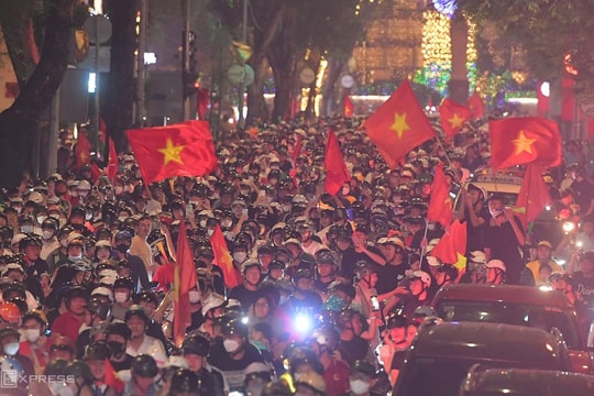 Đêm không ngủ của cổ động viên Việt Nam