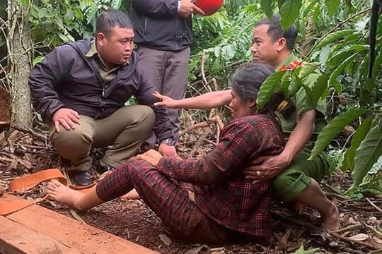 Cứu người phụ nữ mắc kẹt một ngày dưới giếng sâu 20 m