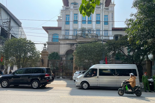 Nhiều công an xuất hiện tại nhà mẹ 'đại gia kim cương'