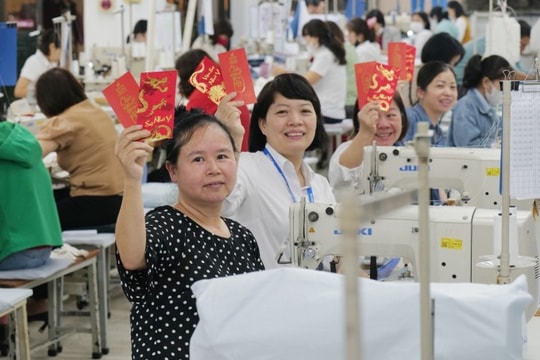 Lao động người nước ngoài ngạc nhiên với thưởng Tết ở Việt Nam