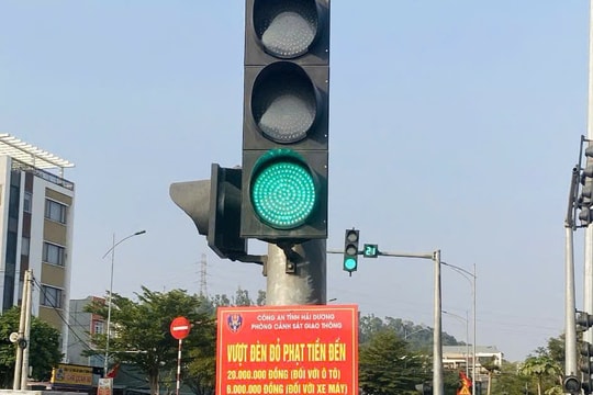 Công an Hải Dương lắp biển tuyên truyền về mức phạt lỗi vượt đèn đỏ