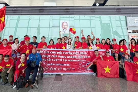 Hàng trăm cổ động viên Hải Dương sang Thái Lan xem chung kết lượt về AFF Cup