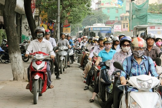 Mức phạt với người đi xe máy lên vỉa hè tăng gấp 10 lần