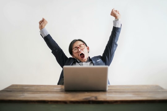 Vì sao ngủ đủ giấc nhưng vẫn uể oải khi thức dậy?