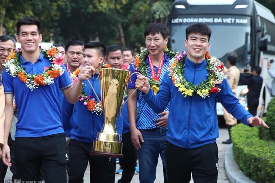 Người dân chào đón đội tuyển Việt Nam