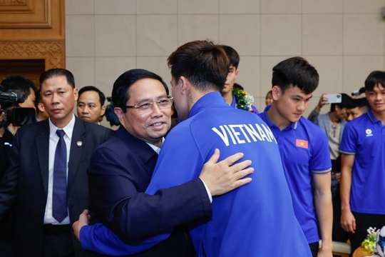 Thủ tướng Phạm Minh Chính trao Huân chương Lao động hạng ba cho Hoàng Đức, Tiến Linh
