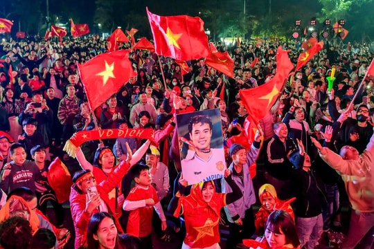 Khắp mọi ngả đường rực sắc cờ đỏ mừng đội tuyển Việt Nam vô địch ASEAN Cup 2024