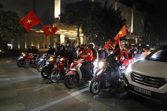 Thượng tôn pháp luật từ việc dừng chờ đèn đỏ