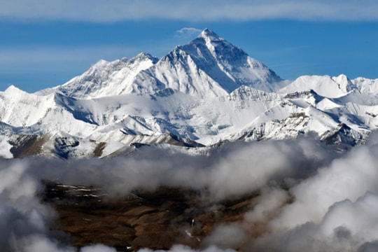 Khu thắng cảnh núi Everest đóng cửa do động đất ở Tây Tạng