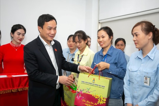 Đồng chí Triệu Thế Hùng tặng quà Tết cho người lao động ở Hải Dương