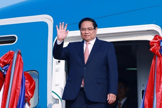 Thủ tướng Phạm Minh Chính tới Vientiane, bắt đầu thăm Lào