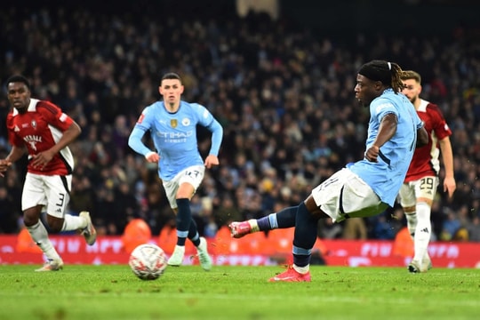 Sao trẻ lập hat-trick, Man City vùi dập Salford 8 bàn không gỡ