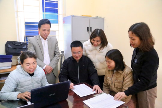 Giáo viên phấn khởi nhận thưởng Tết