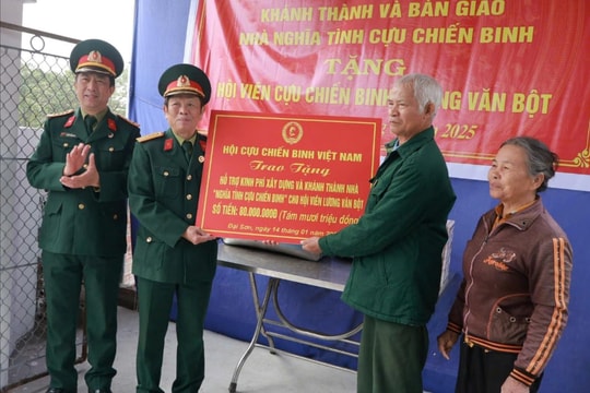 Bàn giao nhà ‘nghĩa tình đồng đội’ cho hội viên khó khăn trước Tết