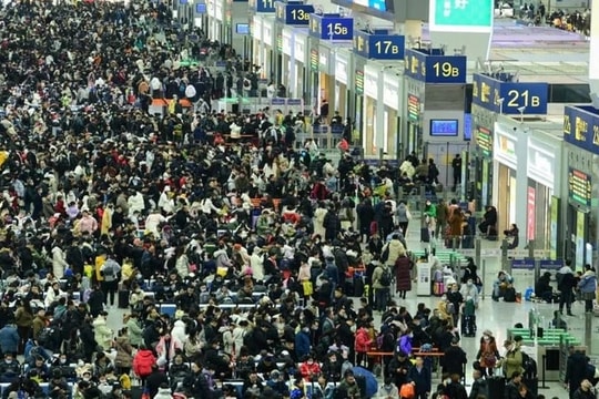 Người dân Trung Quốc bắt đầu vào mùa Xuân vận 2025