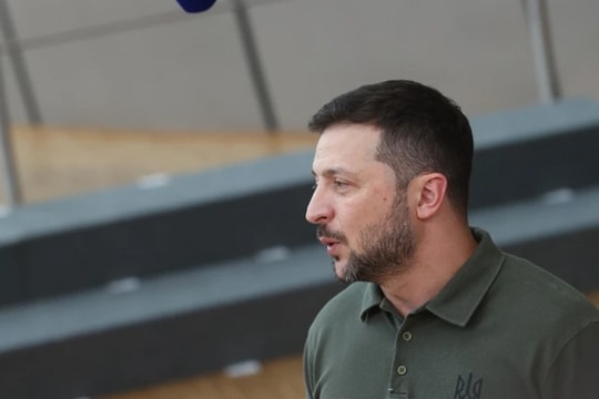 Tổng thống Ukraine Zelensky ký lệnh trừng phạt 140 thực thể tài chính của Nga