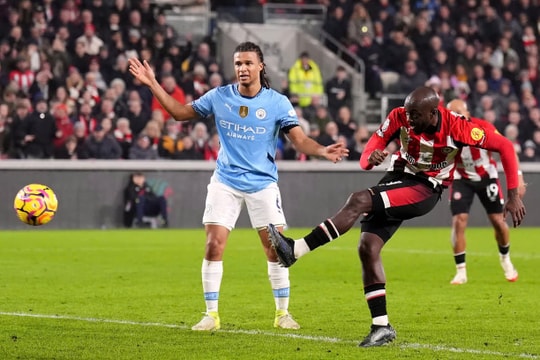Dẫn trước 2 bàn, Man City vẫn bị Brentford cầm hòa