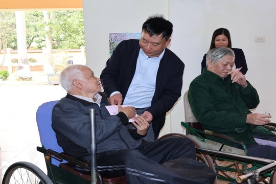 Phó Chủ tịch UBND tỉnh Hải Dương Trần Văn Quân tặng quà Tết người có công