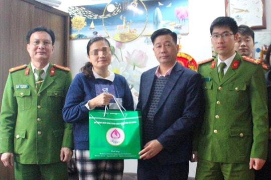 Ngân hàng Chính sách Xã hội chi nhánh Hải Dương tặng quà Tết cho 45 khách hàng từng bị phạt tù