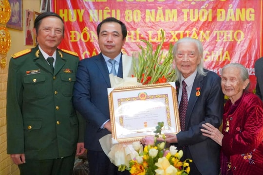 Đồng chí Bí thư Tỉnh ủy trao Huy hiệu 80 năm tuổi Đảng cho đồng chí Lê Xuân Thọ